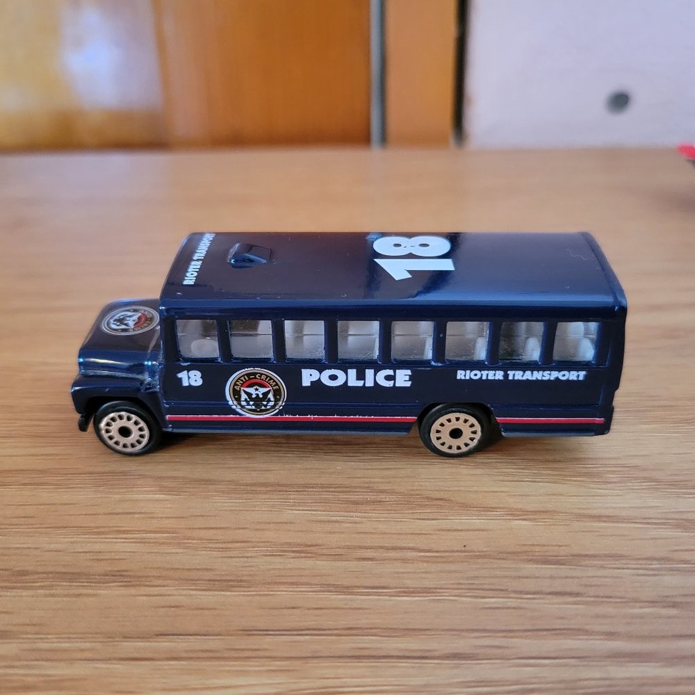 Golden Police Special Service Unit, Rioter Transport 18 Bus